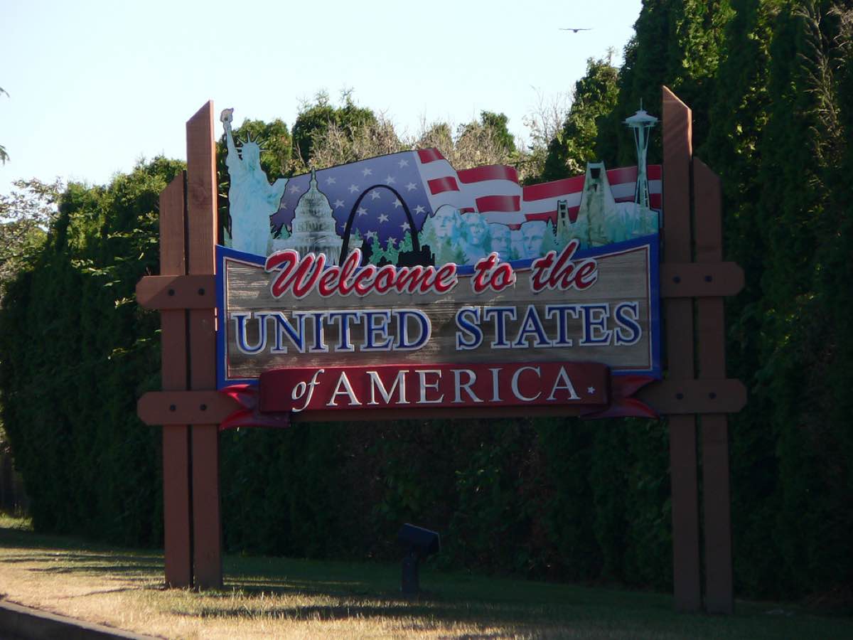 Welcome to the United States of America border sign, criminal record and US travel consequences for Canadians